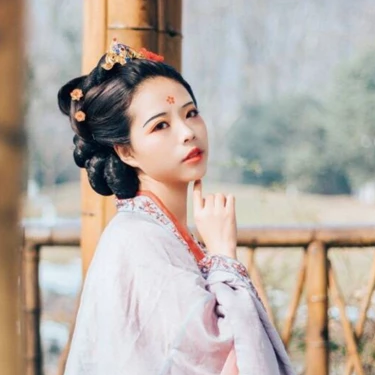 古典梅花妝女生頭像，唯美古風(fēng)真人頭像