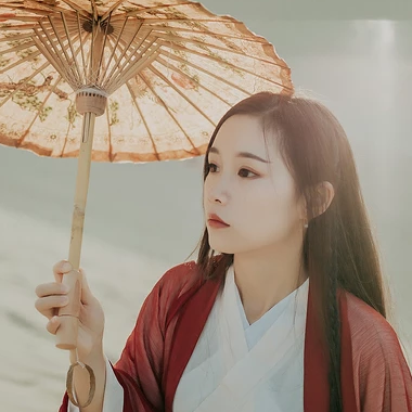 沙漠紅衣帶傘女生頭像，唯美古風(fēng)真人頭像