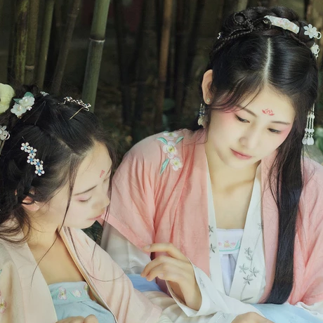 綠陰樹下閨蜜頭像，唯美古風(fēng)女子頭像