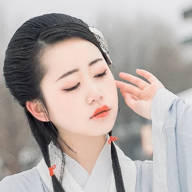白衣素雪帶傘女生頭像，唯美古風(fēng)真人頭像