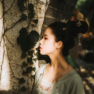 嬌艷帶折扇女生頭像，唯美古風(fēng)真人頭像