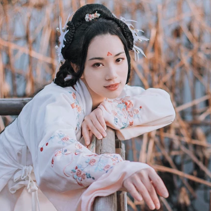 典雅帶團(tuán)扇女生頭像，唯美古風(fēng)真人頭像