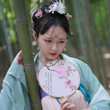 嬌艷帶團扇女生頭像，唯美古風真人頭像