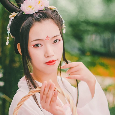 嬌艷花朵粉裙頭像，唯美古風女子頭像