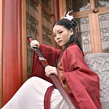 霸氣紅衣女子帶劍頭像，唯美古風(fēng)女子真人頭像