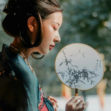 青玉暗紅裙帶團(tuán)扇頭像，唯美古風(fēng)女子頭像