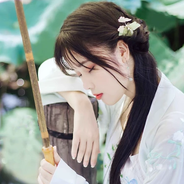 荷塘邊帶傘女生頭像，唯美古風(fēng)真人頭像