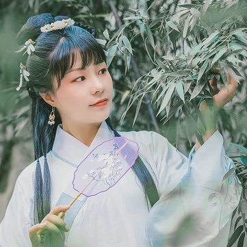 庭院帶團(tuán)扇女生頭像，唯美古風(fēng)真人頭像