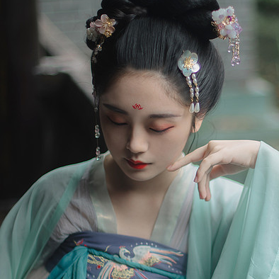 庭院長廊帶傘女生頭像，唯美古風(fēng)真人頭像