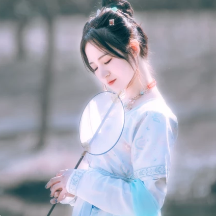 淡雅清新帶團(tuán)扇女生頭像，唯美古風(fēng)真人頭像