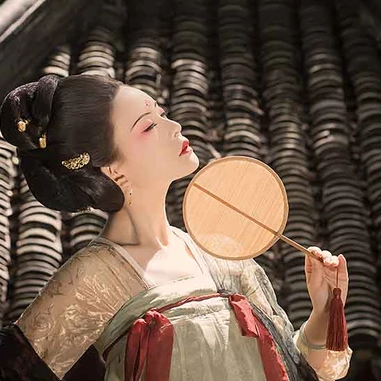 古典紅妝帶團扇女生頭像，唯美古風真人頭像