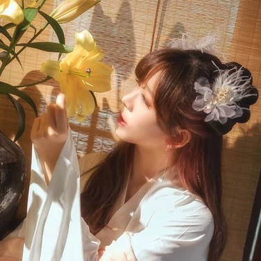 優(yōu)雅花朵帶團扇女生頭像，唯美古風(fēng)真人頭像