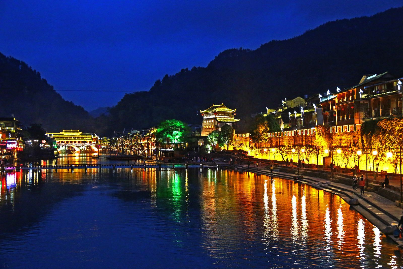 一座古香古色的古鎮(zhèn)，湖南鳳凰古城