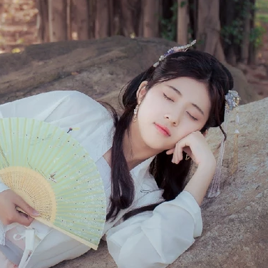 青春白衣帶折扇女生頭像，唯美古風(fēng)真人頭像