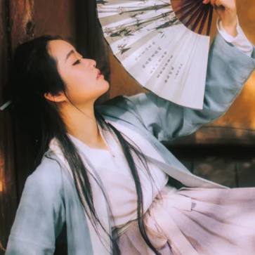 離別傷感帶折扇女生頭像，唯美古風(fēng)真人頭像