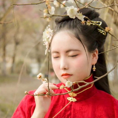 紅衣持團扇女生頭像，唯美古風真人頭像