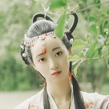 秋庭帶團(tuán)扇女生頭像，唯美古風(fēng)真人頭像