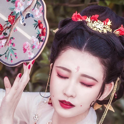 嬌艷朱紅女生頭像，唯美古風真人頭像