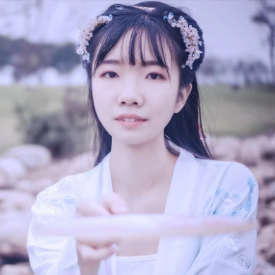 清新帶團扇女生頭像，唯美古風真人頭像