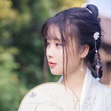 淡雅帶團(tuán)扇女生頭像，唯美古風(fēng)真人頭像