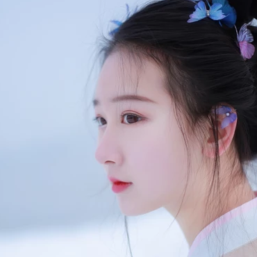 翩然蝴蝶帶傘女生頭像，唯美古風(fēng)真人頭像