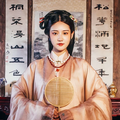 優(yōu)雅復古帶團扇女子頭像，唯美古風真人頭像