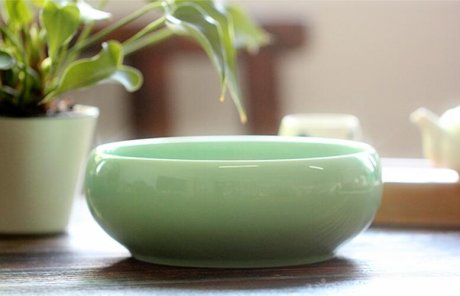 水盂，雖盛水?dāng)?shù)滴卻積水成淵