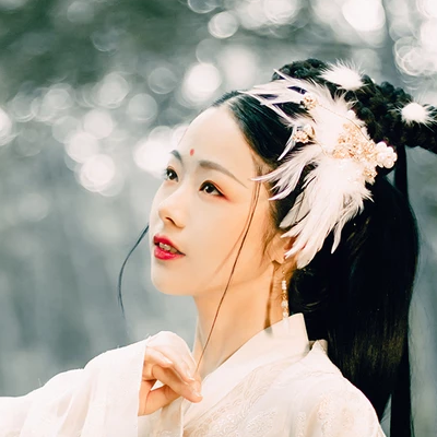 羽毛下雪白衣女生頭像，唯美古風(fēng)真人頭像