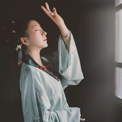 古典氣息帶傘女生頭像，唯美古風真人頭像