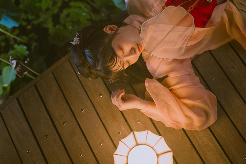 夜色杏粉小依獨醉酒古風頭像，女生古風頭像