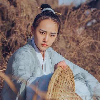 逍遙江湖帶兵器女生頭像，唯美古風真人頭像