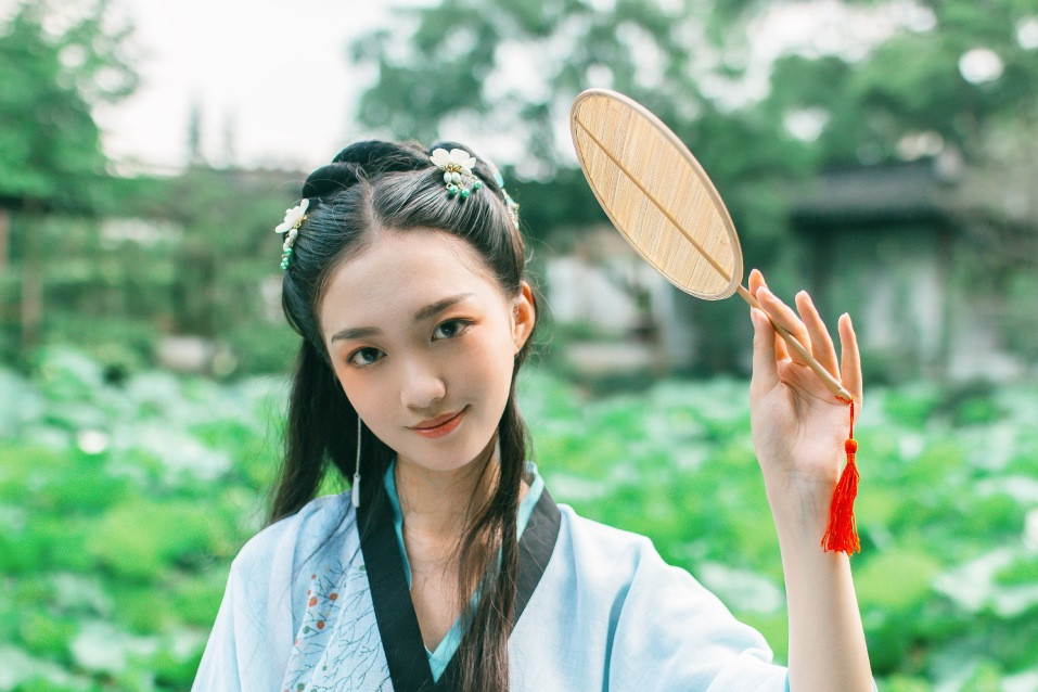 清荷滿塘綠衣小姑娘古風(fēng)頭像，愜意唯美女生頭