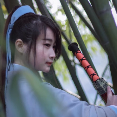 竹林舞劍女生頭像，唯美古風(fēng)真人頭像
