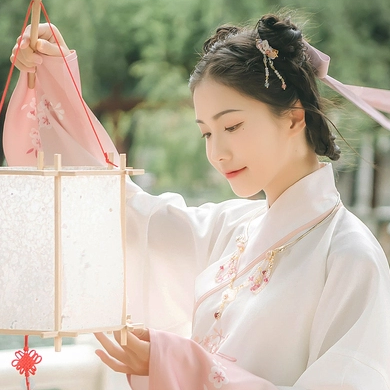 粉嫩提燈少女頭像，唯美古真人頭像