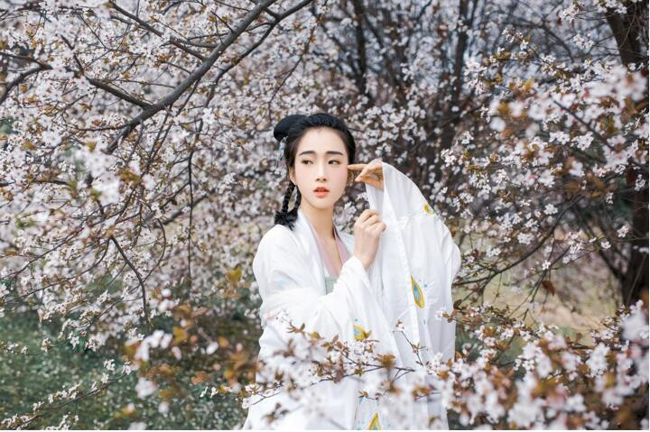 櫻花樹下古風(fēng)女子頭像，真人古風(fēng)頭像大全