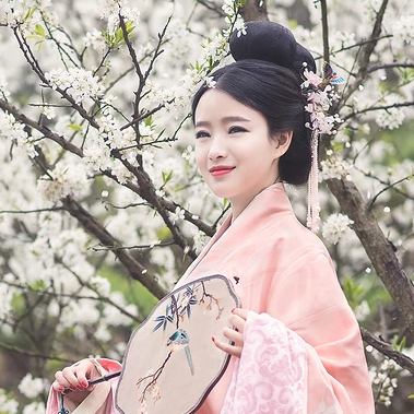 花林粉衣帶團扇女生頭像，唯美古風真人頭像