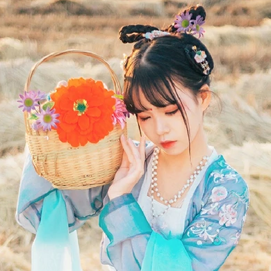 田園里提花籃女生頭像，唯美古風(fēng)真人頭像