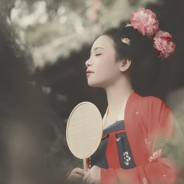 唐園帶團(tuán)扇女生頭像，唯美古風(fēng)真人頭像