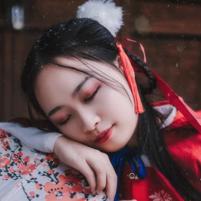 紅衣落雪可愛(ài)女生頭像，唯美古風(fēng)真人頭像