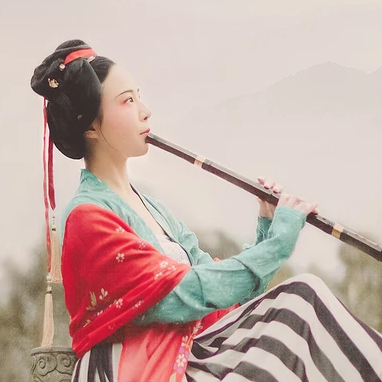 文藝吹笛女生頭像，唯美古風真人頭像