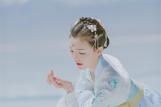 冰靈純凈藍(lán)衣漢服女子頭像，可愛女生古風(fēng)真人