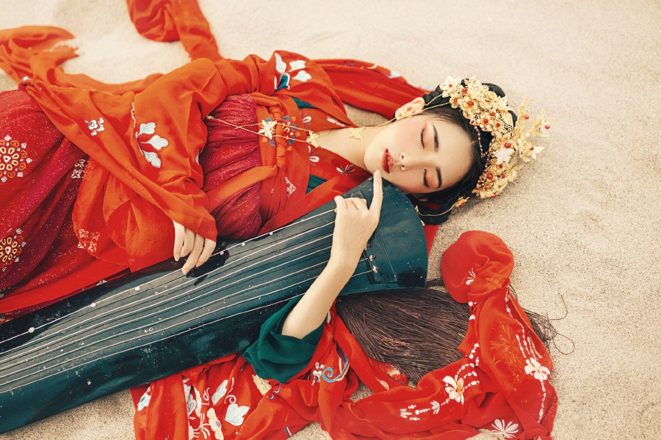 大漠黃沙嫁衣紅裳女子頭像，古風(fēng)艷麗真人頭像