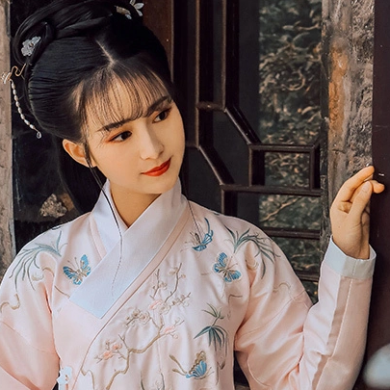 漢服帶團(tuán)扇女生頭像，唯美古風(fēng)真人頭像