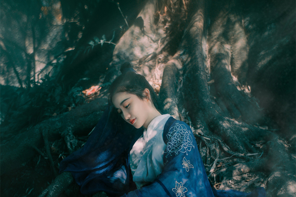 瀟灑肆意古風(fēng)飲酒女子頭像，好看的真人頭像