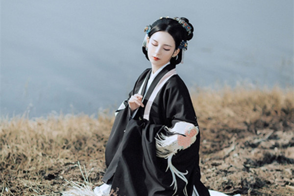 孤傲冷寂女子古風頭像，真人女生qq頭像