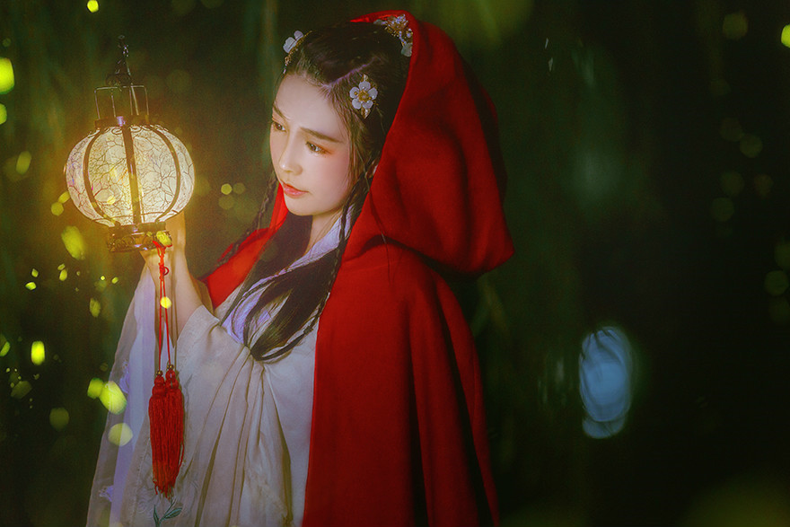 夜深庭間女子古風(fēng)頭像大全，紅斗篷美人qq頭像