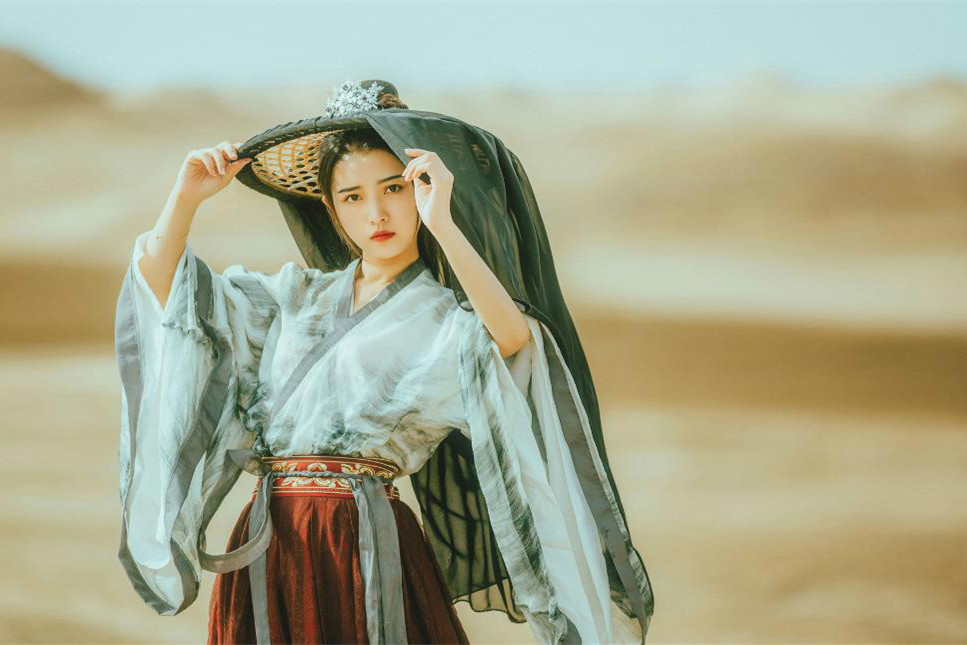 大漠孤煙古風(fēng)女子真人頭像，唯美女生qq頭像