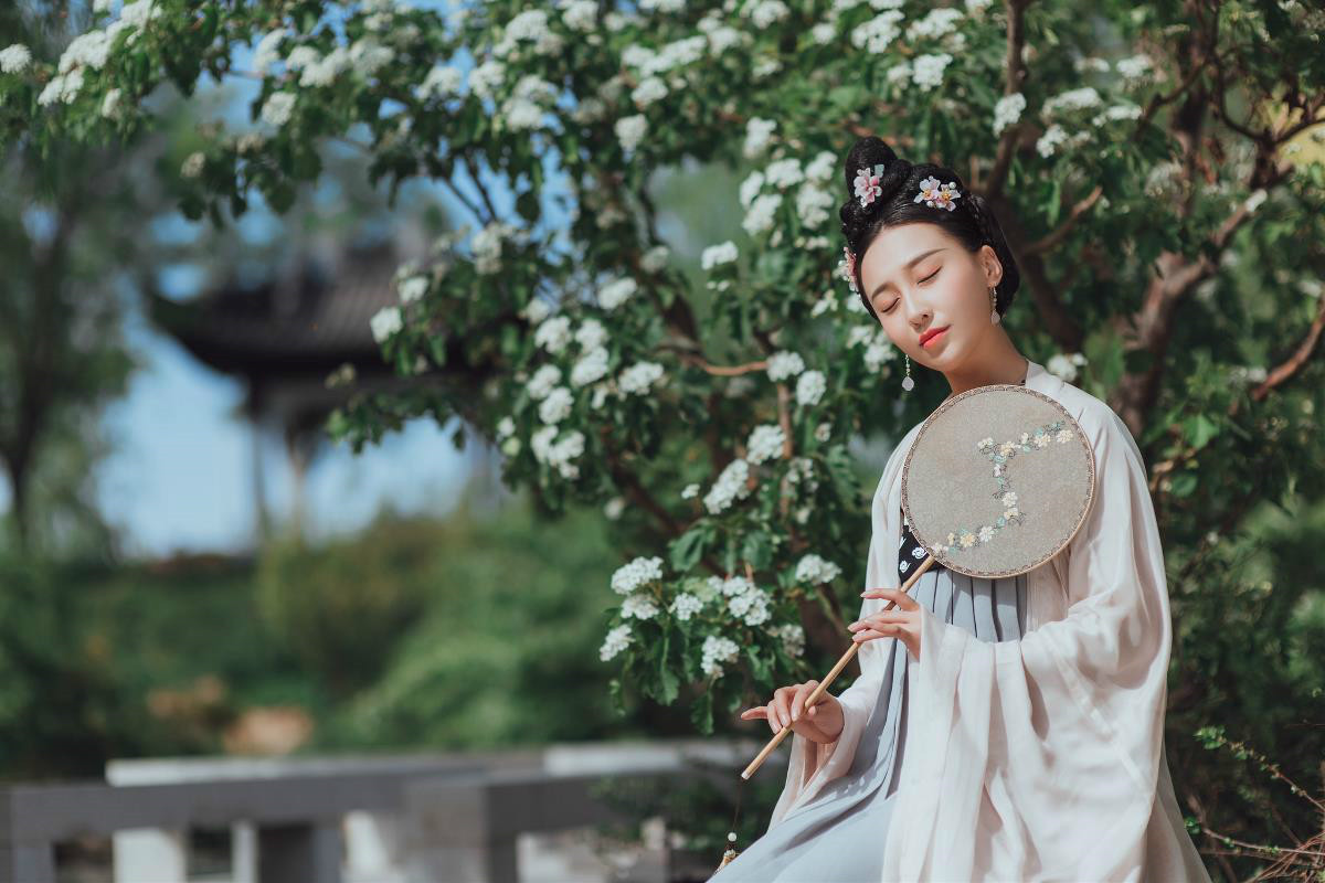 深深庭院美人古風(fēng)頭像，漢服真人頭像qq頭像