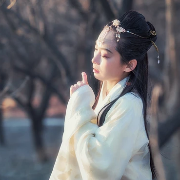 文藝帶笛子女生頭像，唯美古風真人頭像