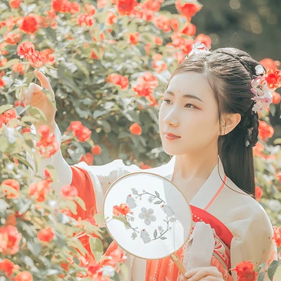 花開帶團(tuán)扇女生頭像，唯美古風(fēng)真人頭像